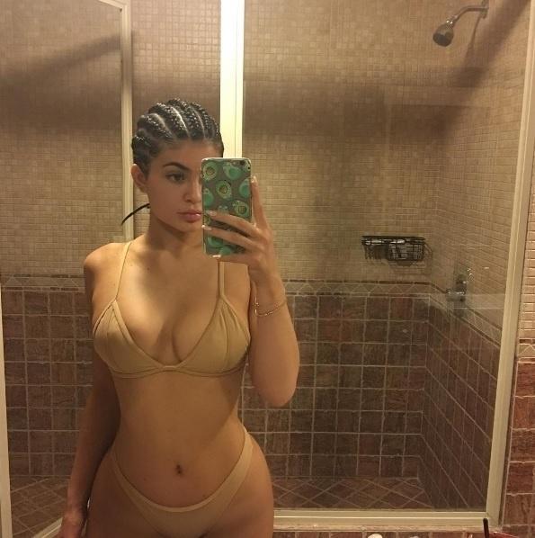 Kylie é outra que adora uma selfie para mostrar o corpão. O biquíni escolhido por ela também tem a parte de baixo mais cavada enquanto o top dá mais sustentação aos seios. O conjunto é na cor nude. - Reprodção/Instagram