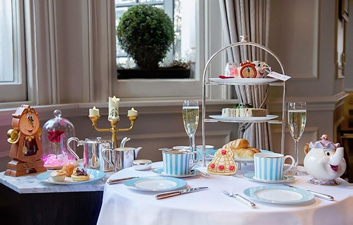 Além dos chás e champanhe, estão incluídos no cardápio suflê de queijo, marzipã, sanduíche de salmão defumado e baguete de brioche de pêssego com chocolate. - Divulgação