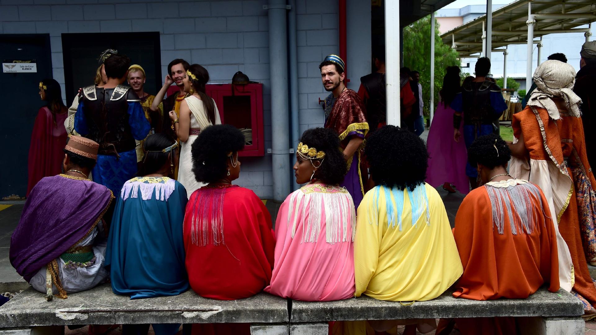 Atores aguardam o início das gravações de "O Rico e Lázaro", que recria a Babilônia em pleno Rio de Janeiro - AFP PHOTO / TASSO MARCELO 