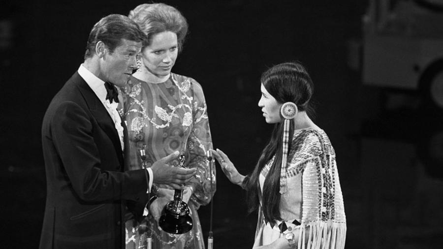 Representando Marlon Brando, Sacheen Littlefeather se recusa a receber o Oscar, em 1973, em protesto ao tratamento dado pela indústria cinematográfica aos nativos americanos - Reprodução