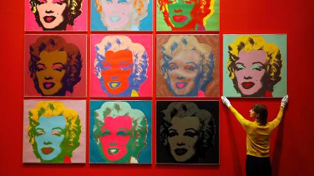 Funcionário posiciona série de quadros policromáticos dedicada a Marilyn Monroe como parte da mostra "American Dream" no British Museum, em Londres - REUTERS/Stefan Wermuth