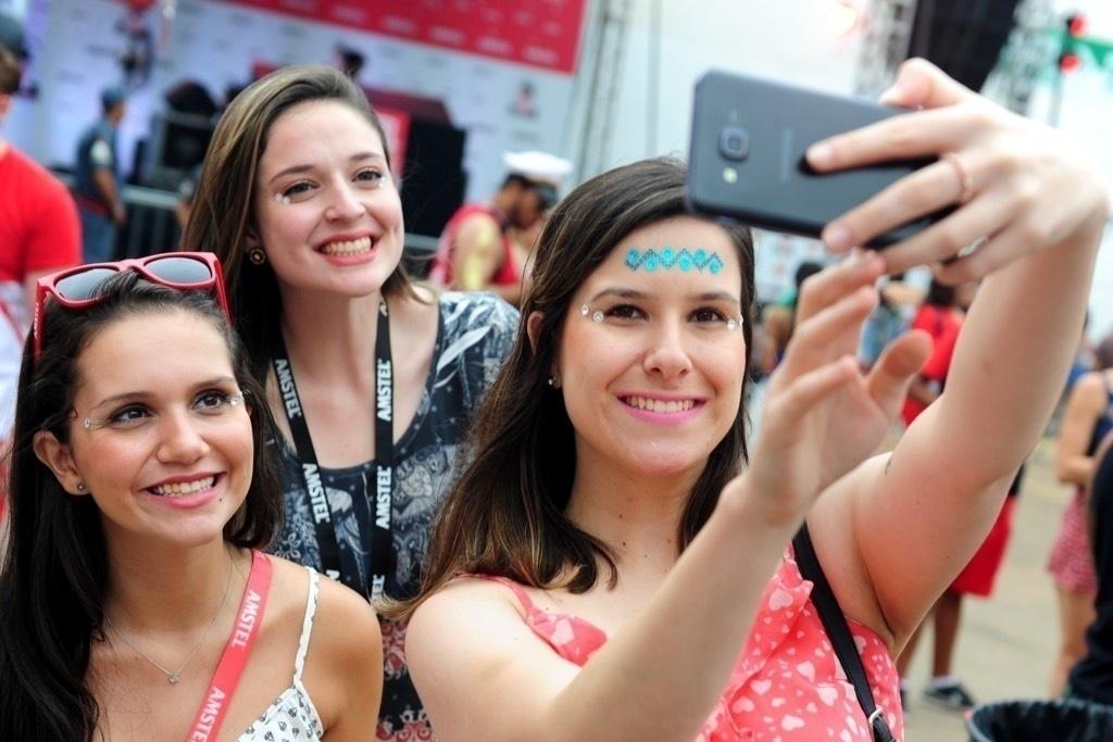 Pausa para a selfie! Amigas se divertem na Casa do Baixo Augusta, que tem wi-fi gratuita - Junior Lago/UOL