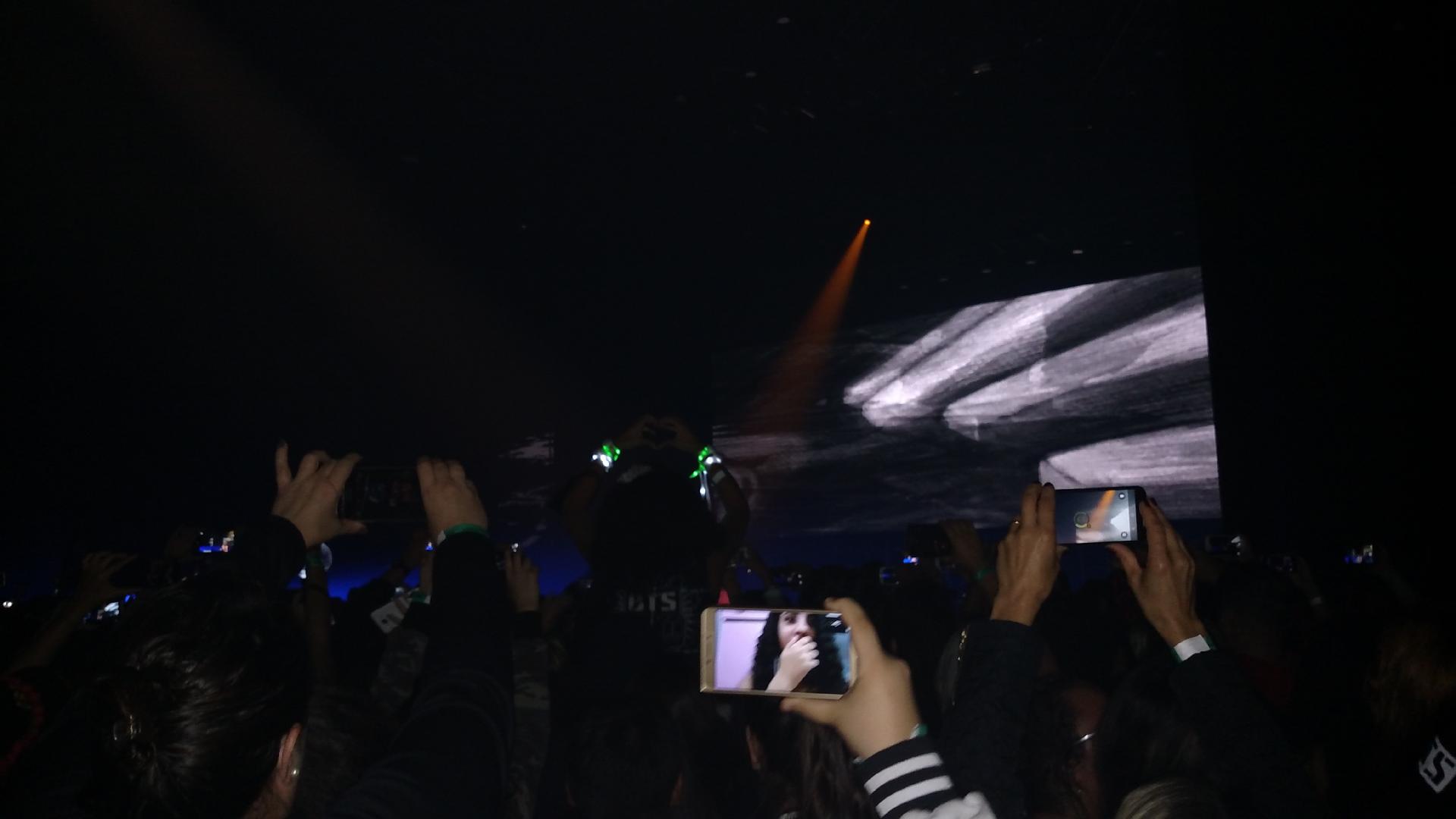 Fã do grupo de k-pop BTS transmite o show ao vivo para amiga que não conseguiu ingresso - Renata Nogueira/UOL