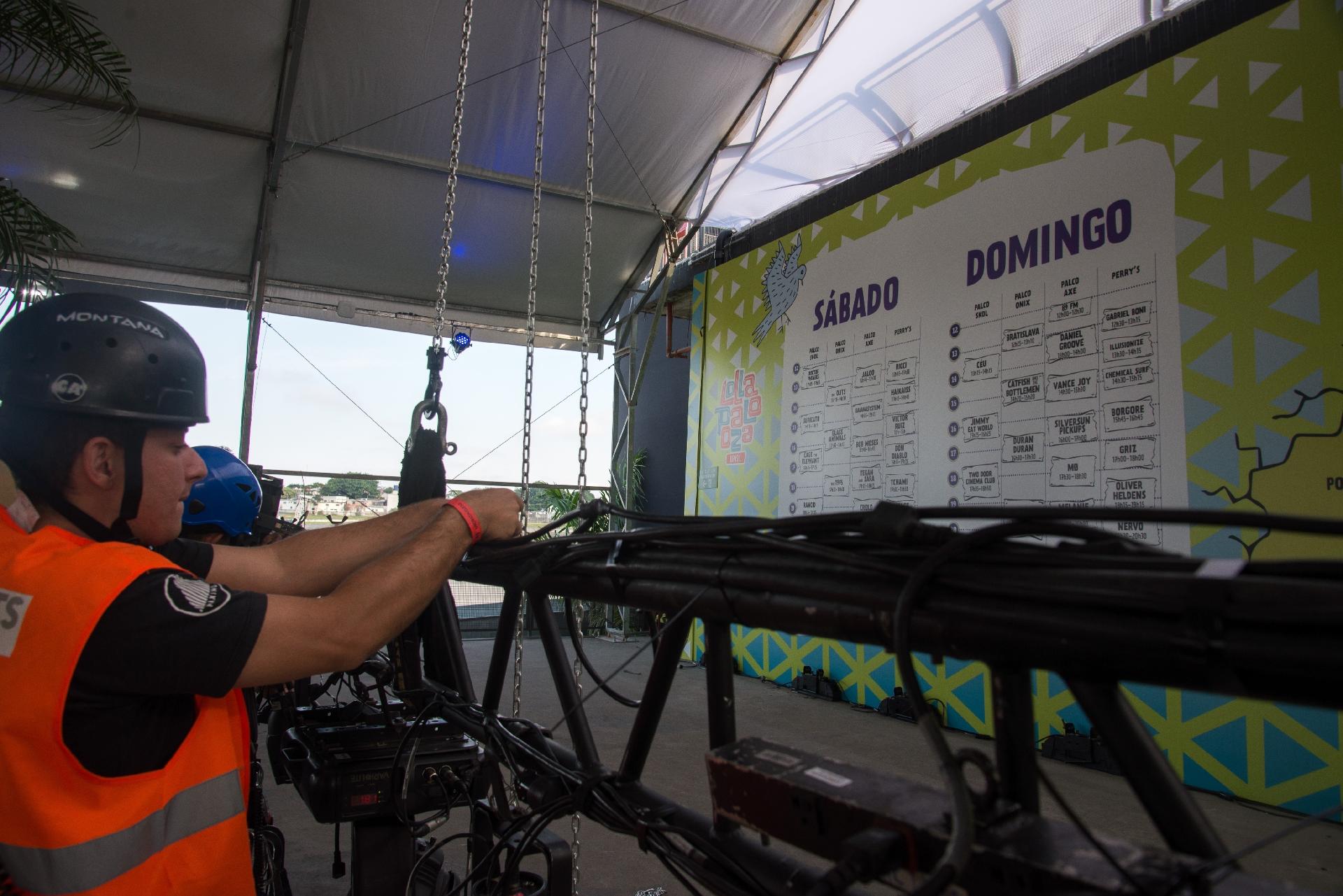 Montagem do Lolla Lounge, espécie de camarote do Lollapalooza Brasil 2017, que acontece nos dias 25 e 26 de março no Autódromo de Interlagos, em São Paulo - Débora Klempous/UOL