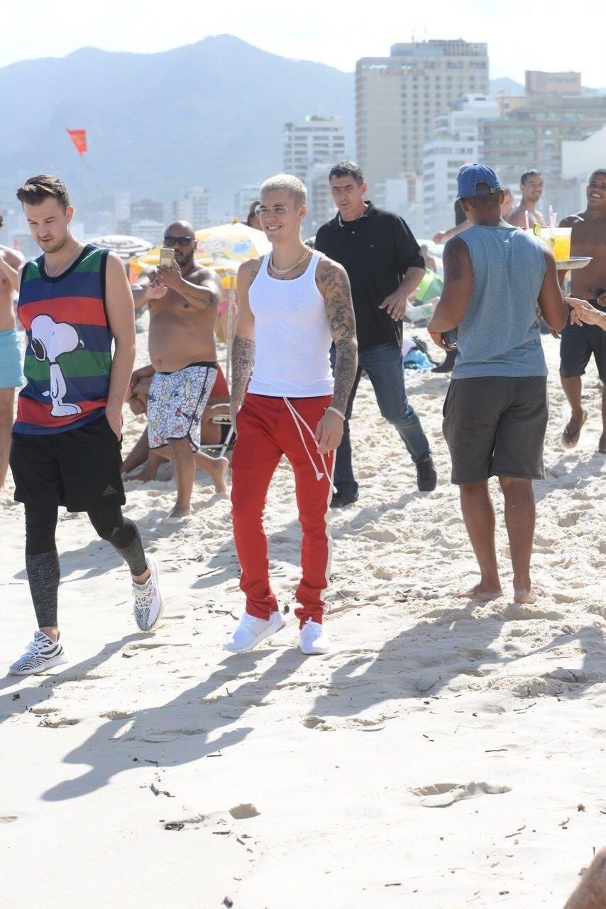 Em seu primeiro dia no Brasil, Justin Bieber passeia pela praia de Ipanema, no Rio de Janeiro - Vinicius Marinho/Brazil News