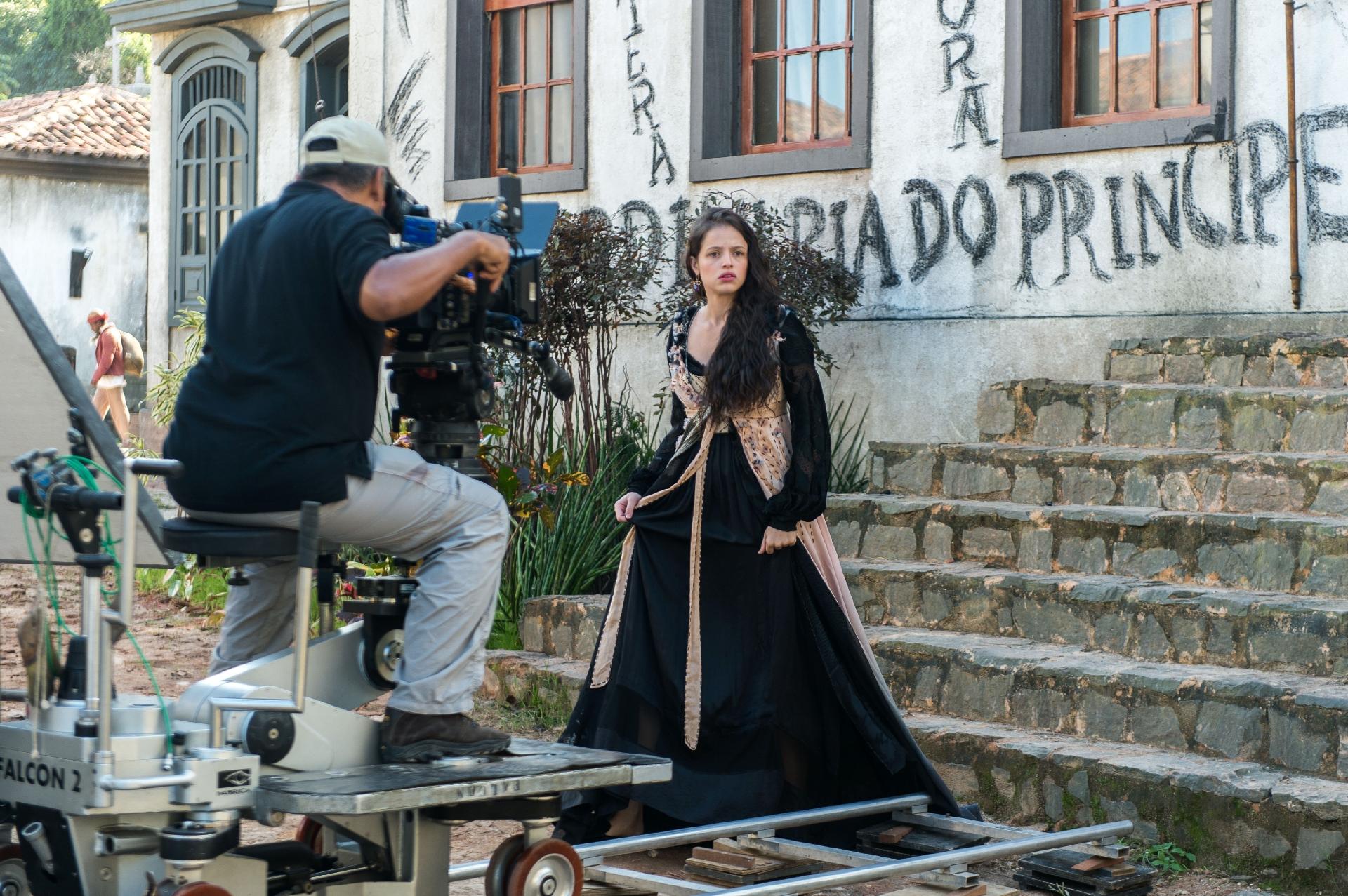 Domitila (Agatha Moreira) se assusta com uma pedra que atravessa a vidraça e descobre que sua casa foi pichada em "Novo Mundo" - Raquel Cunha/TV Globo