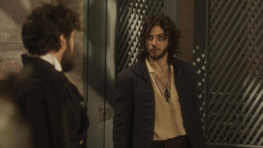 Thomas (Gabriel Braga Nunes) ameaça Joaquim (Chay Suede) em "Novo Mundo" - Reprodução/GShow