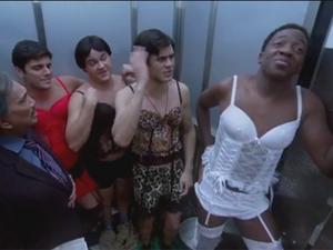 Didico (Lucas Veloso), Dedeco (Bruno Gissoni), Mussa (Mumuzinho), Zaca (Gui Santana) e Dedé (Dedé Santana) ficam presos no elevador no episódio de estreia de "Os Trapalhões" - Reprodução/Viva - Reprodução/Viva