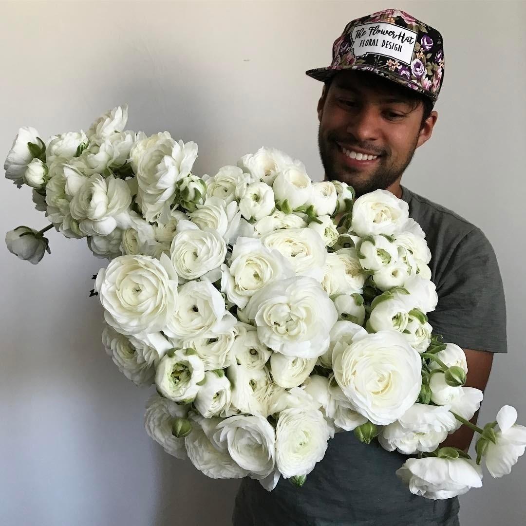 Julio iniciou no ramo criando arranjos para um hotel que trabalhava nos EUA - Reprodução/InstagramTheFlowerHat