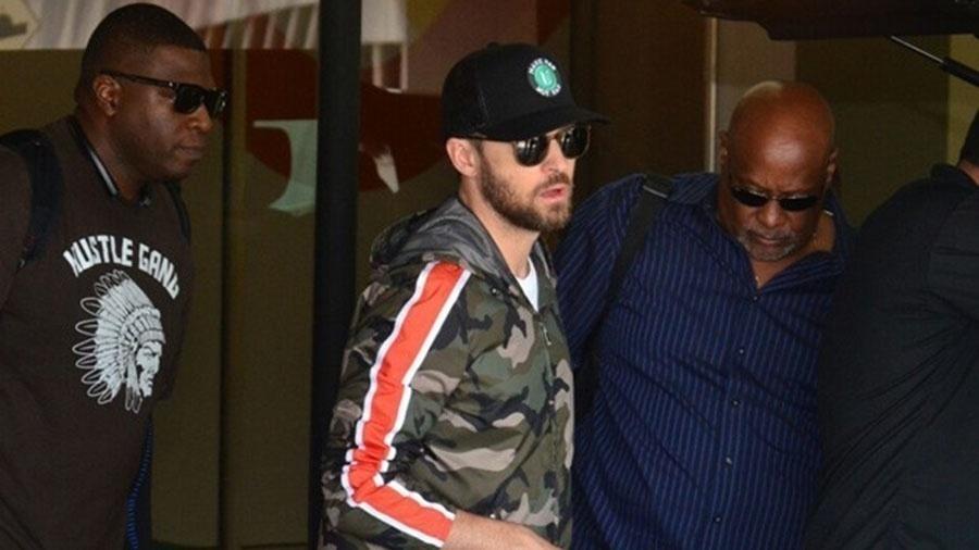Justin Timberlake desembarcou na manhã dest sexta-feira no Rio de Janeiro. Atração do Rock In Rio no domingo, o cantor chegou acompanhado de seus seguranças no Aeroporto Galeão e foi cercado por fãs - AgNews