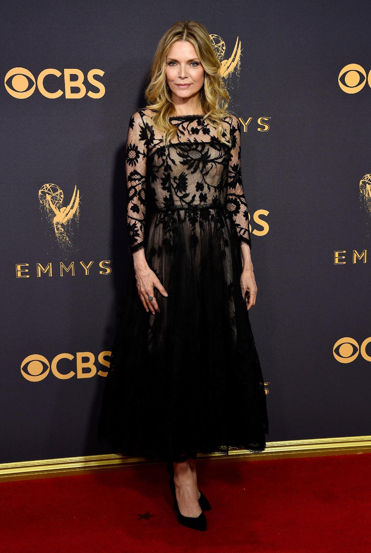Michelle Pfeiffer e seu look preto com transparências, o eleito para a edição 69 do Emmy - Frazer Harrison/Getty Images