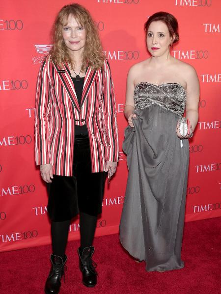 Dylan Farrow com sua mãe Mia Farrow no tapete vermelho da festa de gala da revista Time em 2016 - Neilson Barnard/AFP - Neilson Barnard/AFP