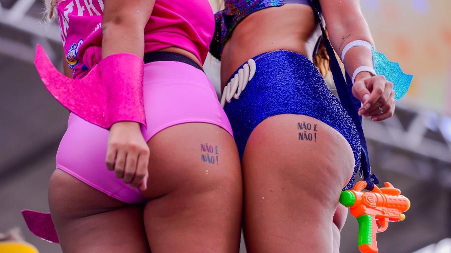 Garotas exibem a tatuagem "Não é não" contra o assédio no Carnaval - Erbs Jr./UOL
