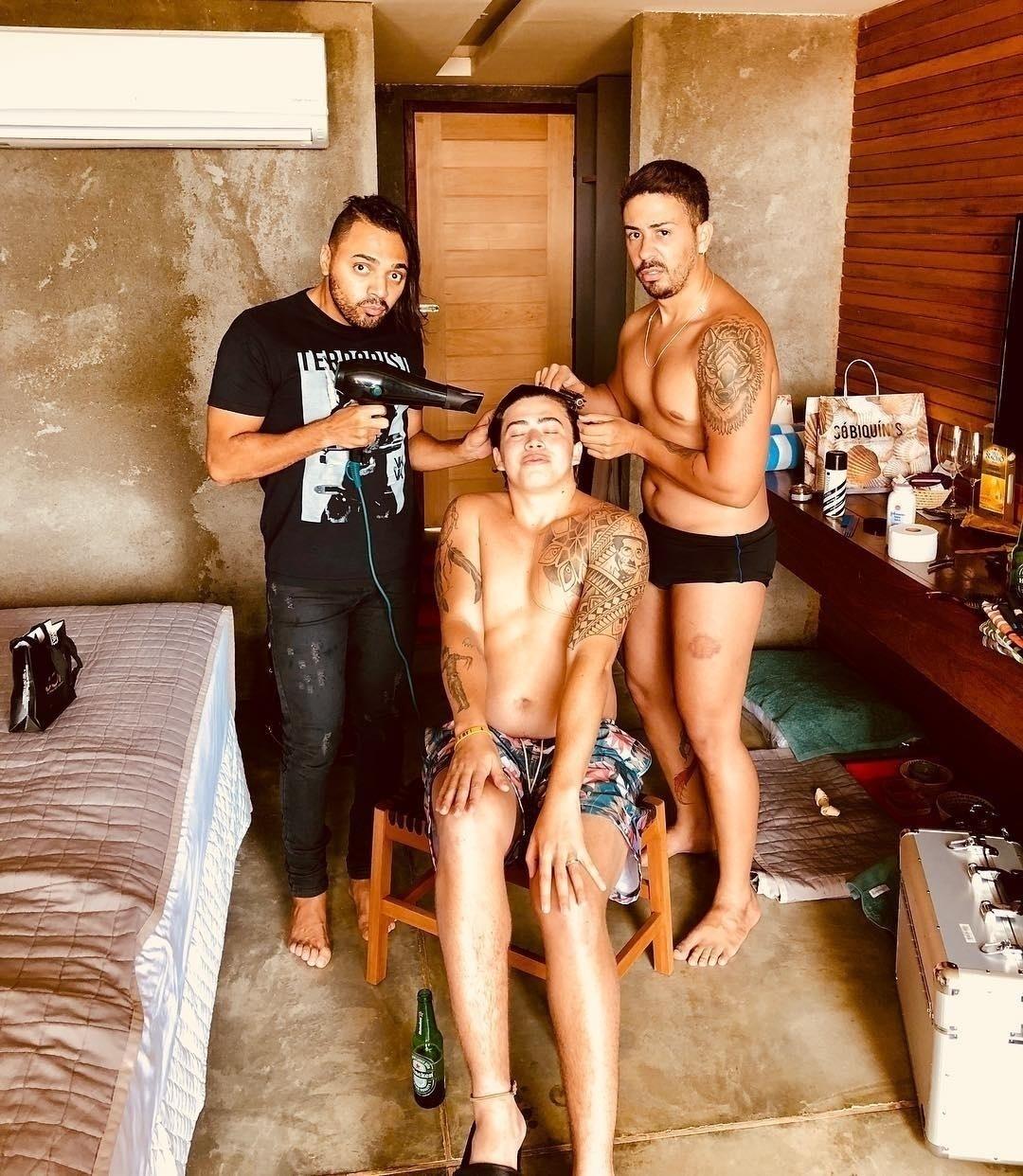 Minutos antes de subir ao altar, o maior youtuber do Brasil publicou uma foto em que aparece se arrumando ao lado do youtuber Carlinhos Maia (à direita) e do padrinho, Tirulipa - Reprodução/Instagram/whinderssonnunes