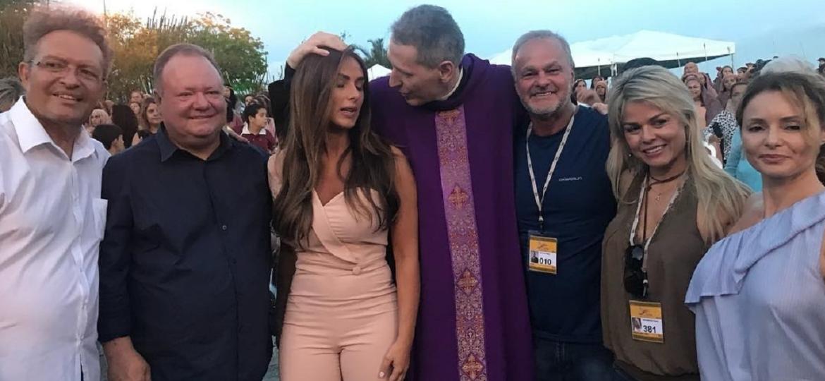 Nicole Bahls recebe bênção do padre Marcelo Rossi em Pernambuco - Reprodução/Instagram