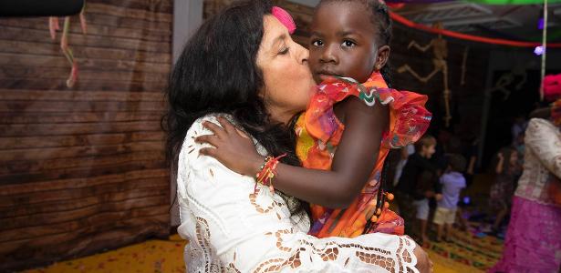 Regina Casé dá beijo em Titi durante a festa de seu caçula, Roque - Felipe Panfili/Divulgação - Felipe Panfili/Divulgação