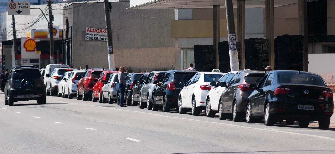 Fila de carros: motoristas esperam para abastecer na Avenida das Nações, em São Paulo (SP) - Adeleke Anthony Fote/Folhapress