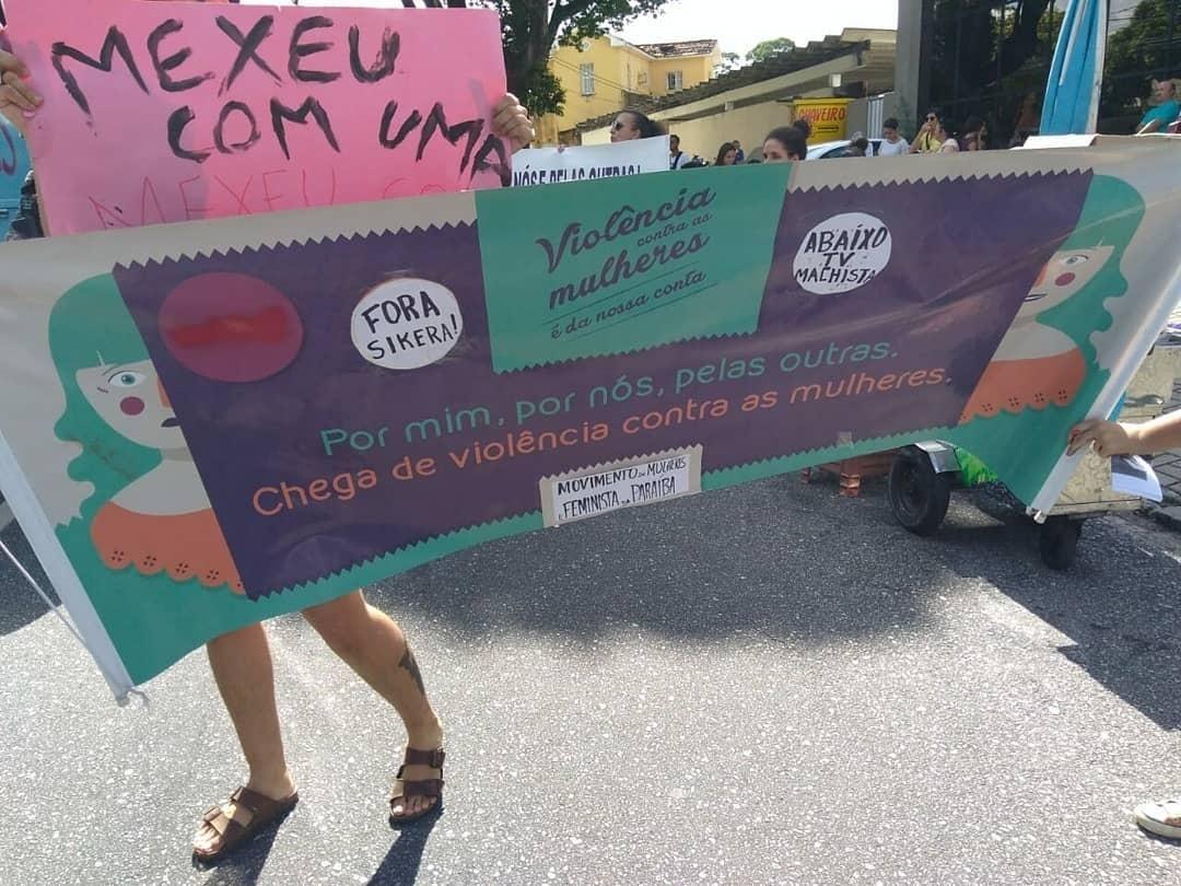 Movimento feminista protesta contra o apresentador Sikera Junior em frente à sede da TV Arapuan, afiliada da RedeTV! na Paraíba - Reprodução/Instagram/kalynelimamc