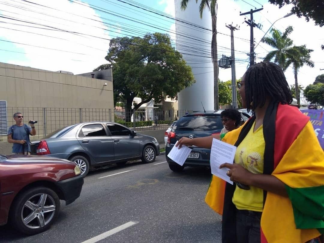 Movimento feminista protesta contra o apresentador Sikera Junior em frente à sede da TV Arapuan, afiliada da RedeTV! na Paraíba - Reprodução/Instagram/kalynelimamc
