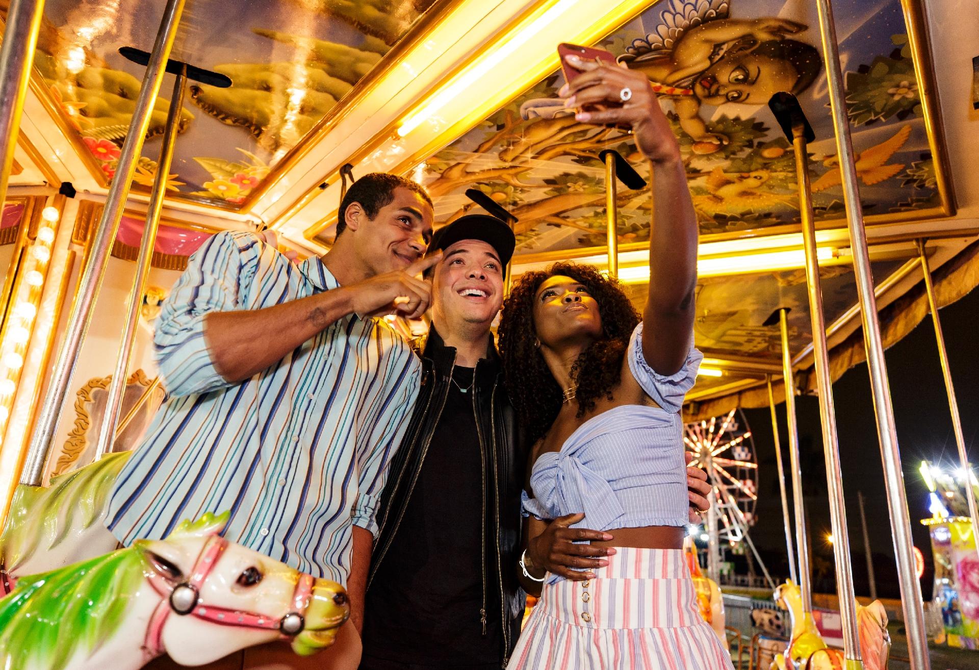 Marcello Melo Jr., Wesley Safadão e Erika Januzza nos bastidores de gravação do clipe de "Sortudo" - Mariana Pekin/UOL