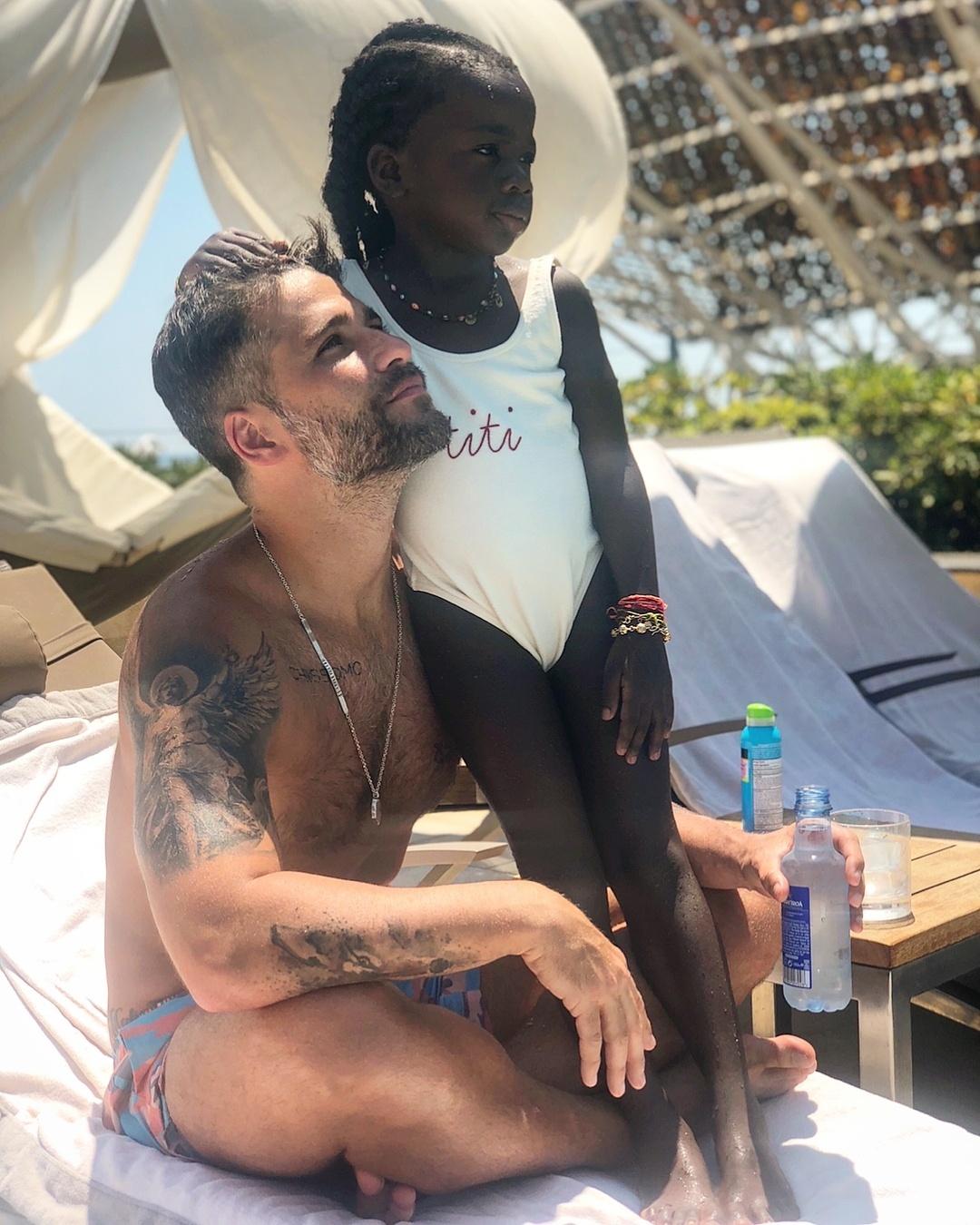 Giovanna Ewbank fez homenagem a Bruno Gagliasso com clique dele com a filha do casal, Titi: "Seu melhor papel é ser PAI, seja contando a sua versão da história da 'corrida maluca ou ensinando a sua filha a ser forte e poderosa! E é por isso que a sua parceirinha te ama tanto" - Reprodução/Instagram