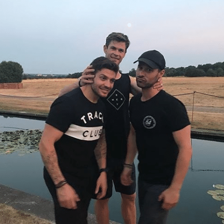 Chris Hemsworth com seus amigos Luke Zocch e Aaron Gris - Reprodução/Instagram - Reprodução/Instagram