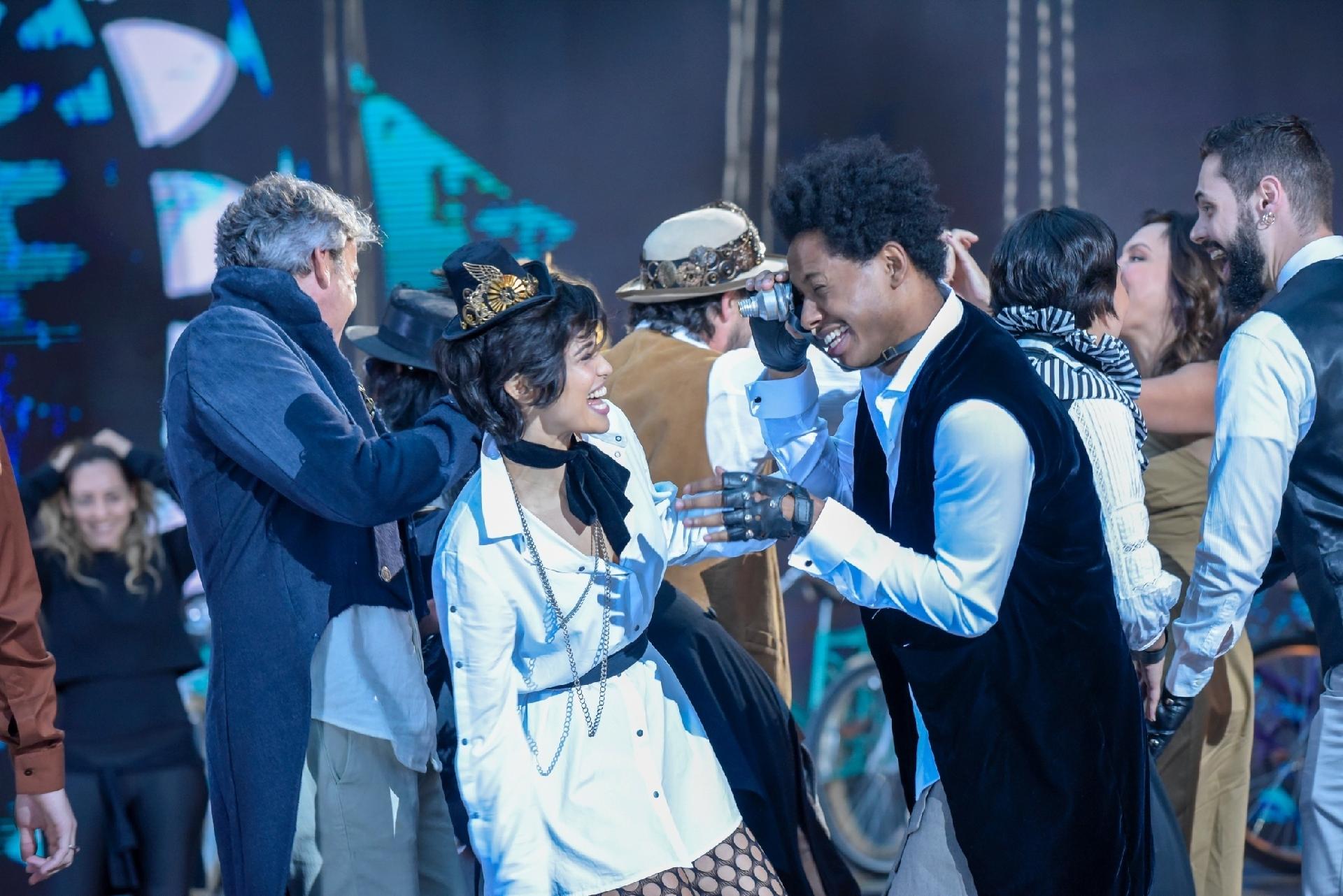 Nanda Costa e Danilo Ferreira, que trabalharam juntos na novela "Segundo Sol" aprovaram o figurino especial da campanha "Para brincar e se permitir sonhar". A ideia da mensagem éa um convite a sonhar, para reacender a esperança e relembrar que o futuro é feito em parceria. - Divulgação/Globo/Cesar Alves