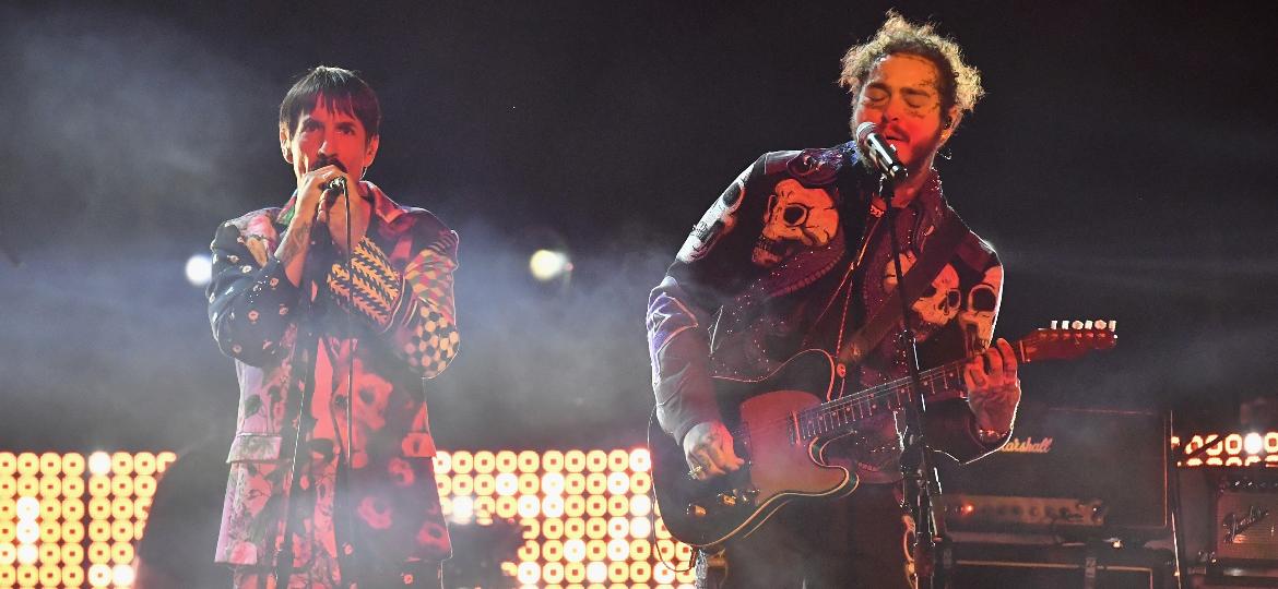 Anthony Kiedis, do Red Hot Chili Peppers, e Post Malone se apresentam juntos no Grammy 2019 - Getty Images