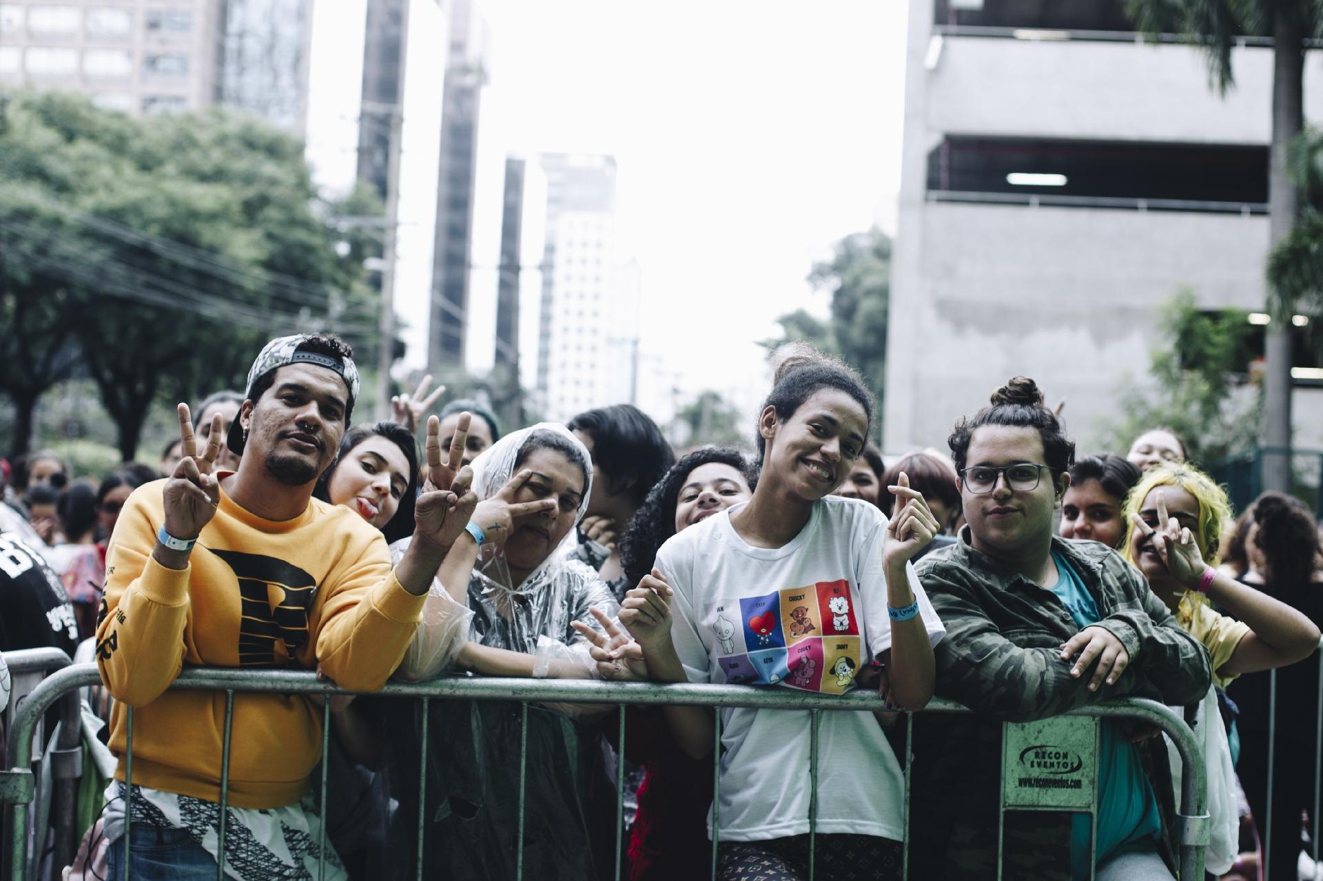 Com mais de 5 mil pessoas na fila, fãs enfrentam chuva para comprar ingressos para o show do BTS no Allianz Parque, em São Paulo - Carine Wallauer/UOL
