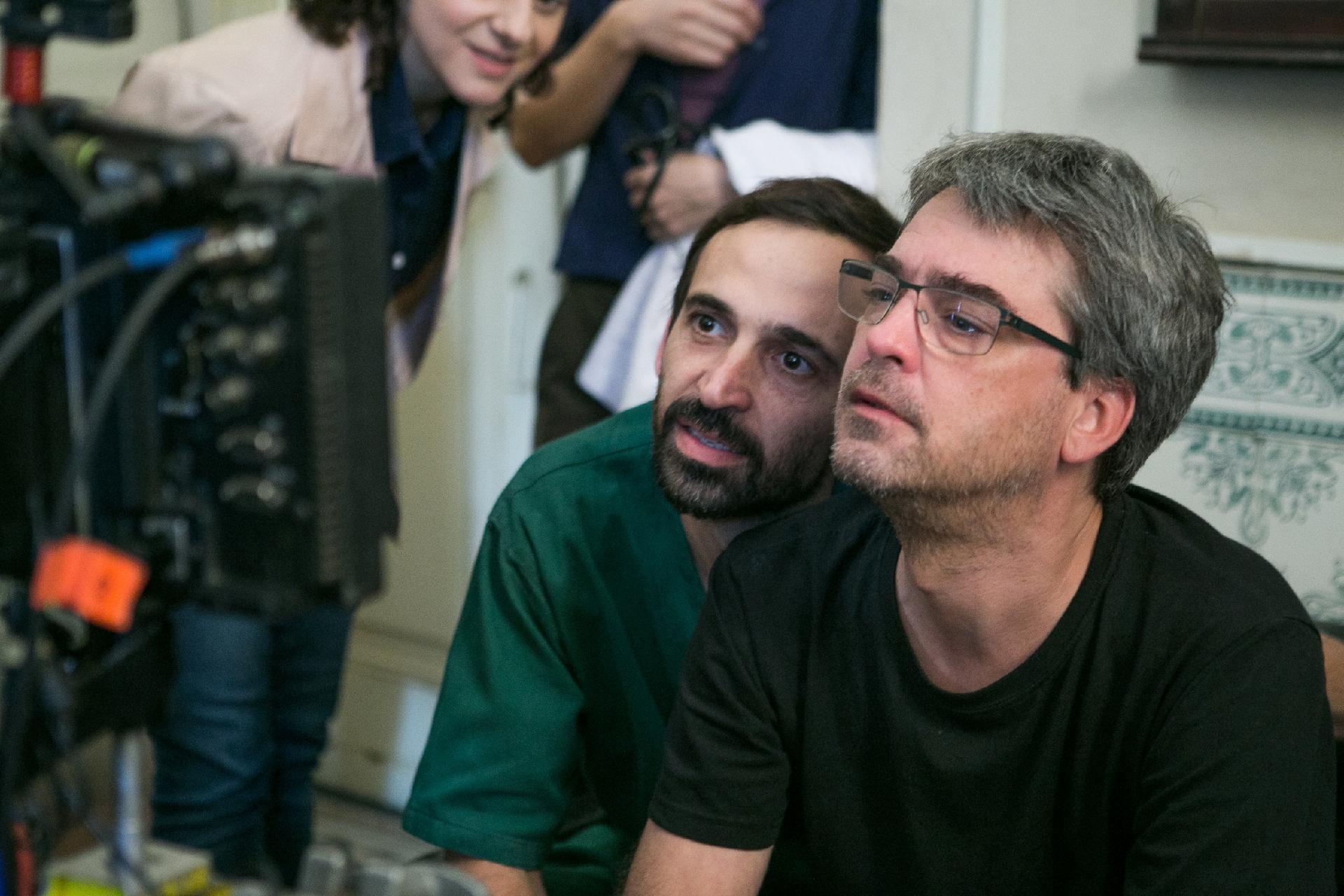 Julio Andrade e o diretor Andrucha Waddington durante gravação - Globo / Raquel Cunha