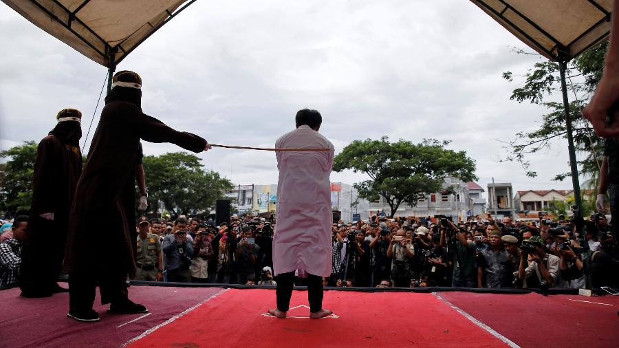 Homem é chicoteado publicamente na Indonésia por ser gay. 70 países do mundo ainda consideram homossexualidade crime - Reuters