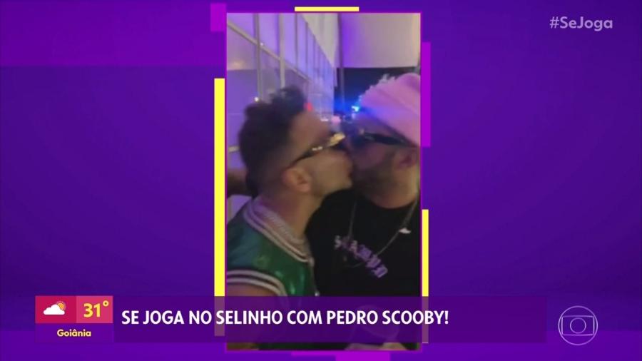 Se Joga exibe selinho de Pedro Scooby em Matheus Mazzafera, com a voz de Leo Dias ao fundo - Reprodução/TV Globo