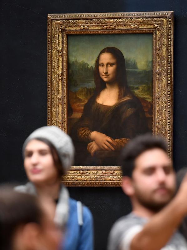 A Mona Lisa de Leonardo da Vinci em exposição no Louvre