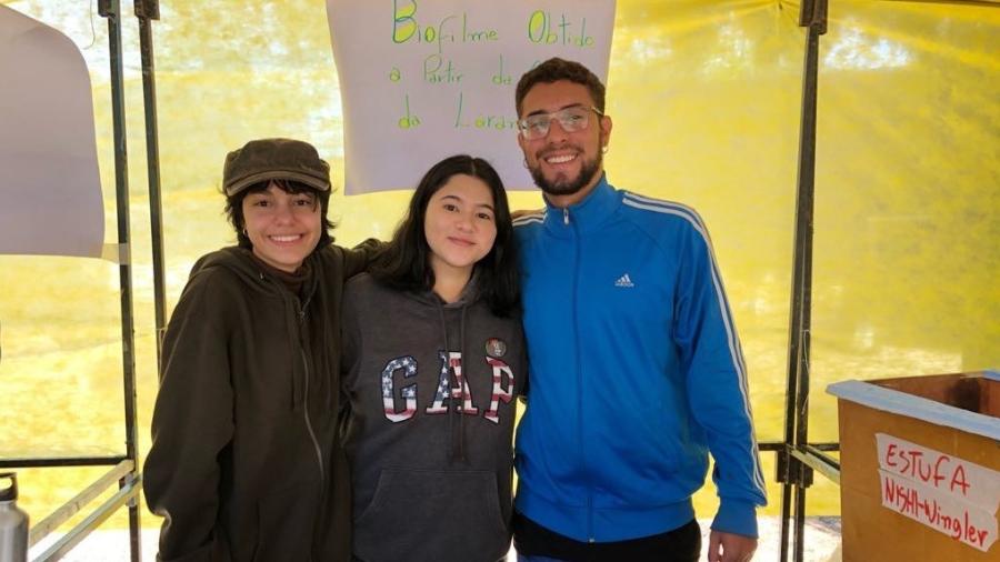 Barbara Wingler, Kazue Nishi e Lucas Silva desenvolveram plástico biodegradável a partir da casca da laranja - Reprodução/Clube de Ciências Marie Curie