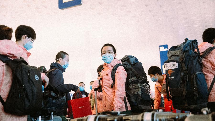 Movimentação no aeroporto de Wuhan na China: aqueles que deixam o país já são obrigados a se testarem em alguns destinos - Barcroft Media/Barcroft Media via Getty Images
