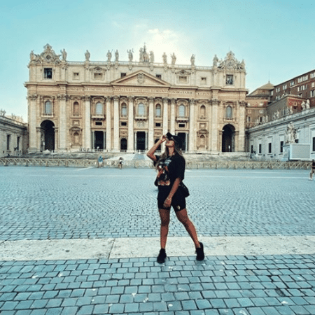 Anitta posa para fotos durante visita ao Vaticano - Reprodução/Instagram/@anitta