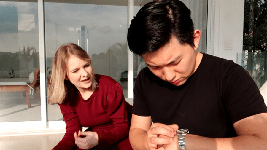 Pyong Lee e a esposa, Sammy, depois do hipnólogo ter desembrulhado seu presente, um Rolex de mais de R$ 200 mil - Reprodução/Youtube/Pyong Lee