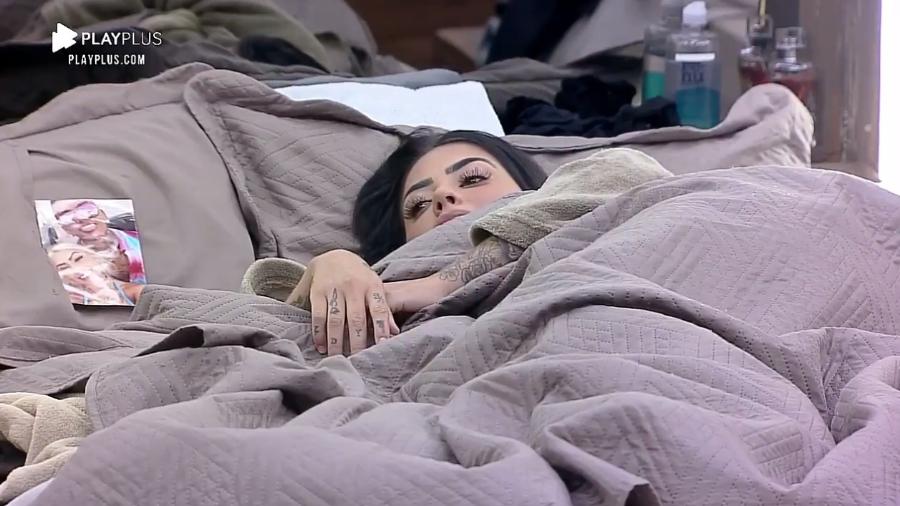 MC Mirella dorme com a foto de Dynho Alves ao lado, na cama, em "A Fazenda 12" - Reprodução/Instagram