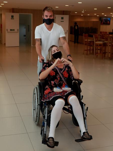 Carol Narizinho, com o namorado Gustavo Fischer, faz sinal de coração para a câmera - Francisco Cepeda / AgNews