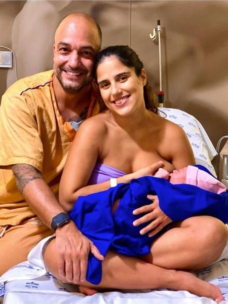 Camilla Camargo e Leonardo Lessa posam segurando Julia, segunda filha do casal que nasceu hoje - Reprodução/Instagram