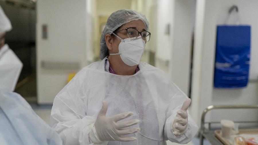 Cristiane Guerra trabalha há um ano na linha de frente da pandemia: "Quando durmo, sonho com os gritos de dor e choro dos pacientes". - Avener Prado/UOL