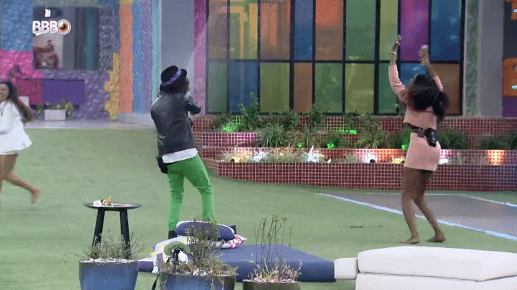 BBB 21: Fiuk joga espumante nas sisters - Reprodução/Globoplay - Reprodução/Globoplay