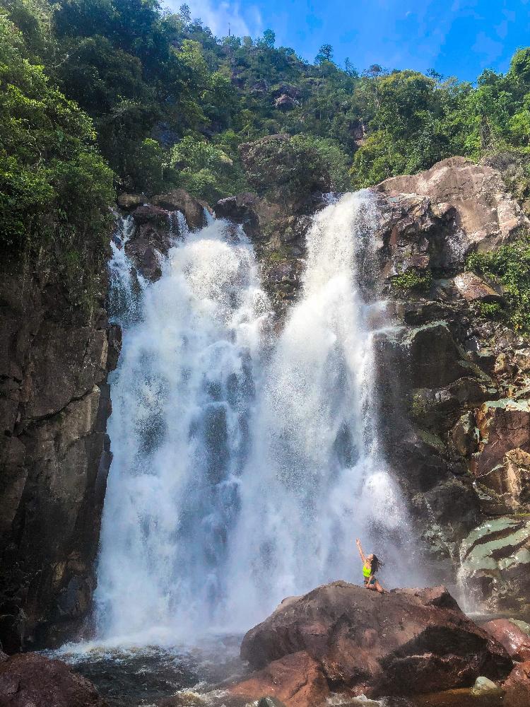 Thayná Mafra Almeida na cachoeira da Laje Verde, em Roraima - Arquivo pessoal - Arquivo pessoal