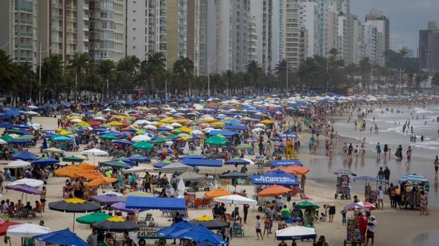 Em meio à pandemia, praias do litoral paulista ficaram lotadas neste sábado - Estadão Conteúdo