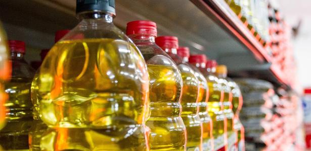 Truque com óleo de cozinha faz etiquetas saírem do vidro sem deixar cola
