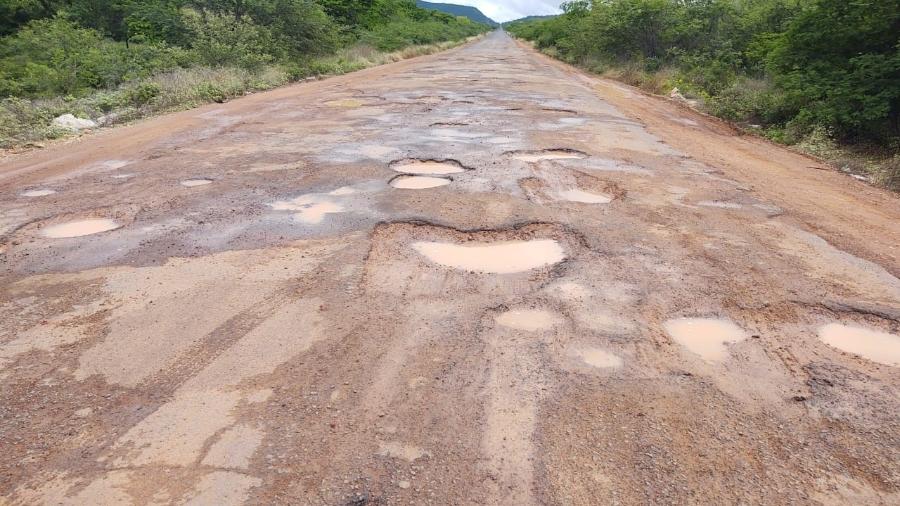 Trecho da BA-156, na Bahia, entre Brotas de Macaúbas e a BR-242 - Reprodução
