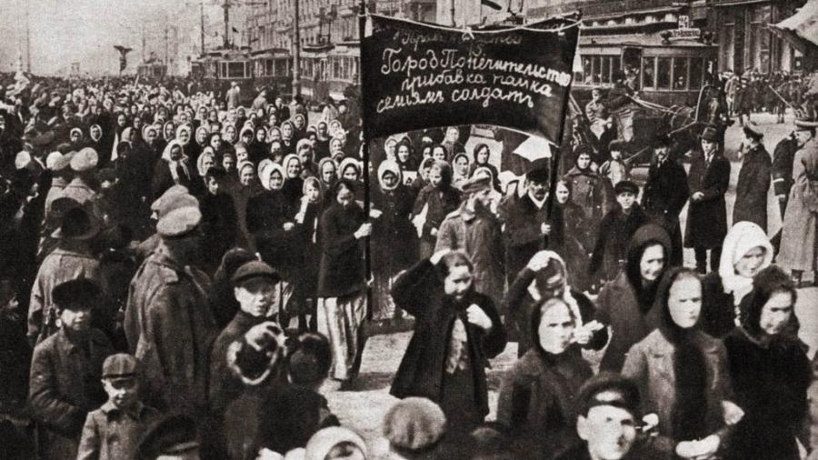 Manifestação de mulheres russas em 8 de março de 1917, em São Petersburgo
