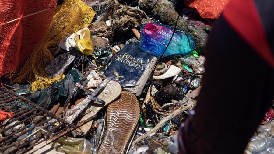 Tampinhas e painéis plásticas, vidros, tecidos e até uma Bíblia foram retirados do mar - Magali Moraes/Divulgação