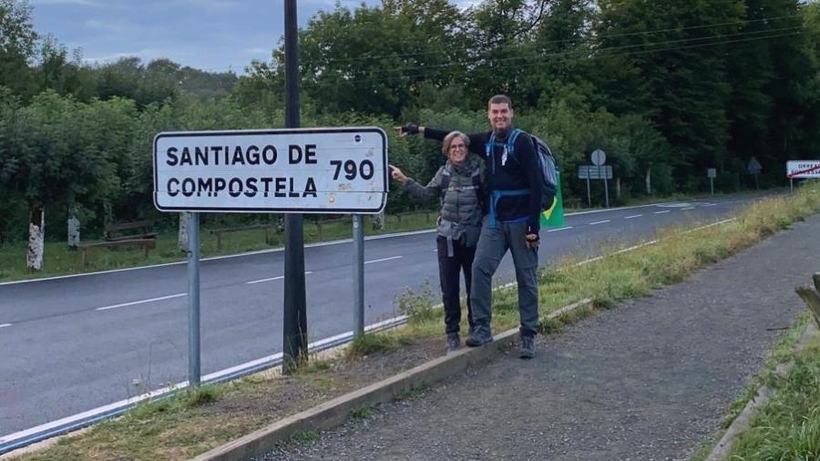 Cláudia e o marido no Caminho Francês de Santiago de Compostela, em 2021 - Arquivo pessoal