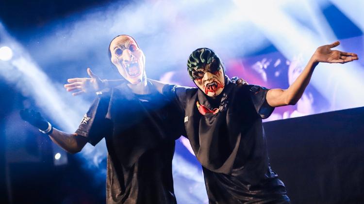 Dançarinos usam máscaras de terror na apresentação de DJ K o Bruxo